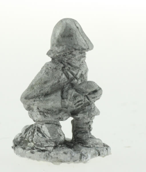 BIC-C173 - British Artilleryman kneeling with shell