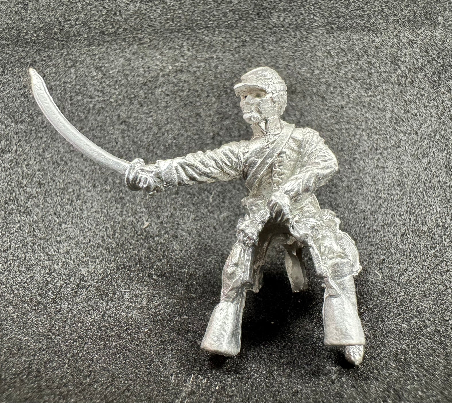 BIC-ACC010 - Trooper charging with sword, kepi