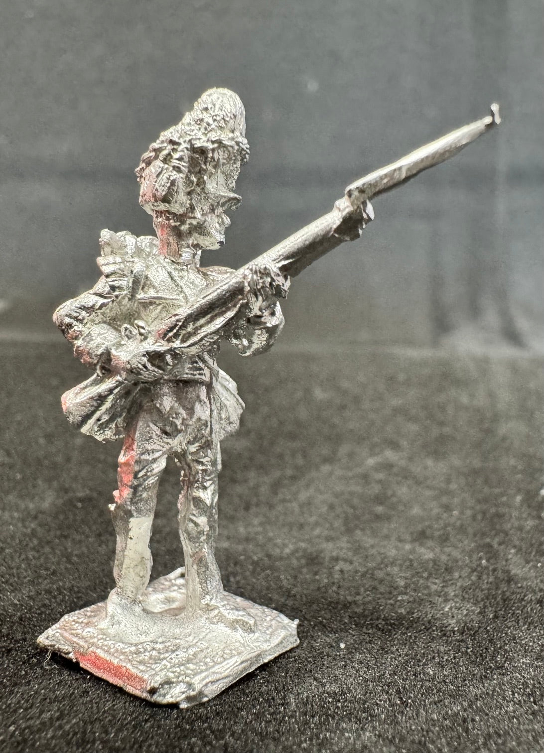 BIC-BN013 - Fusilier advancing, bearskin