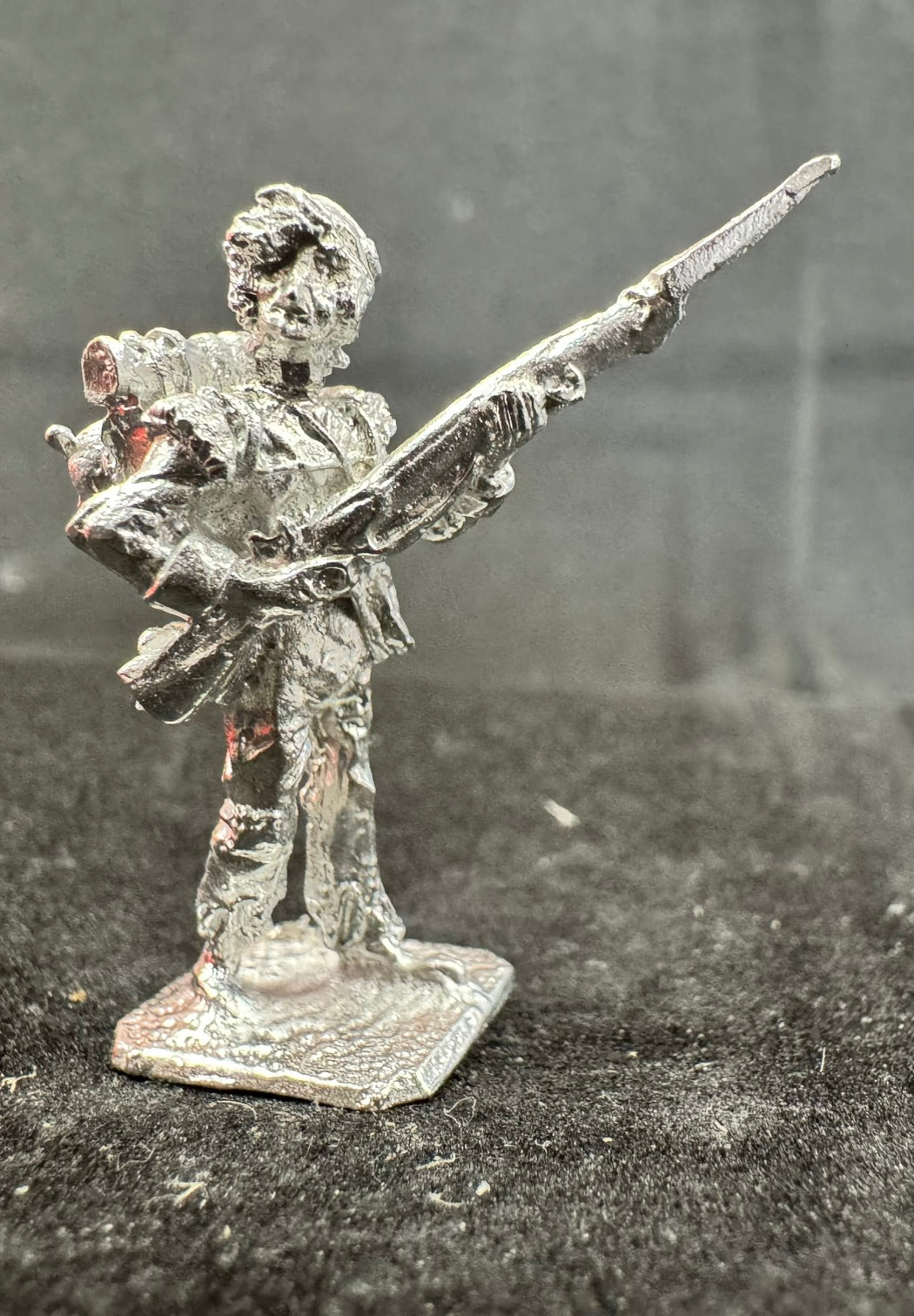 BIC-BN037 - Highlander Flank Co advancing, trousers & hummel