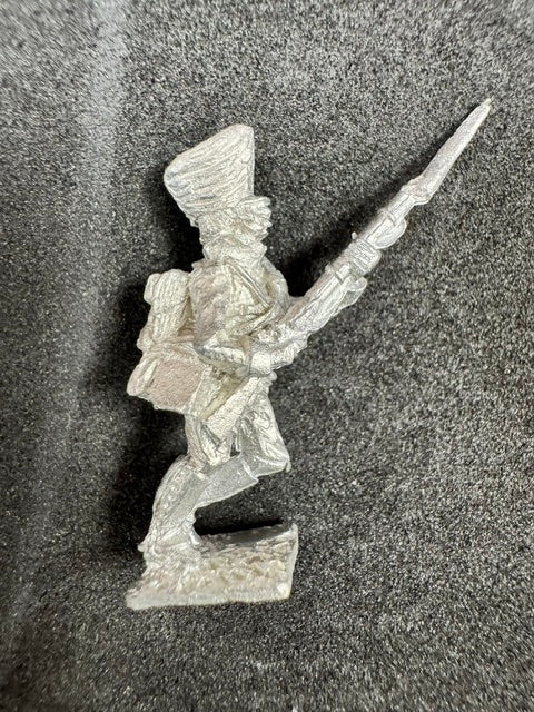 CON-P027c - Reservist covered shako charging