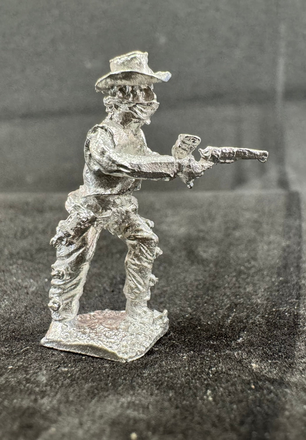 CON-PW022 - Masked Outlaw, fanning pistol