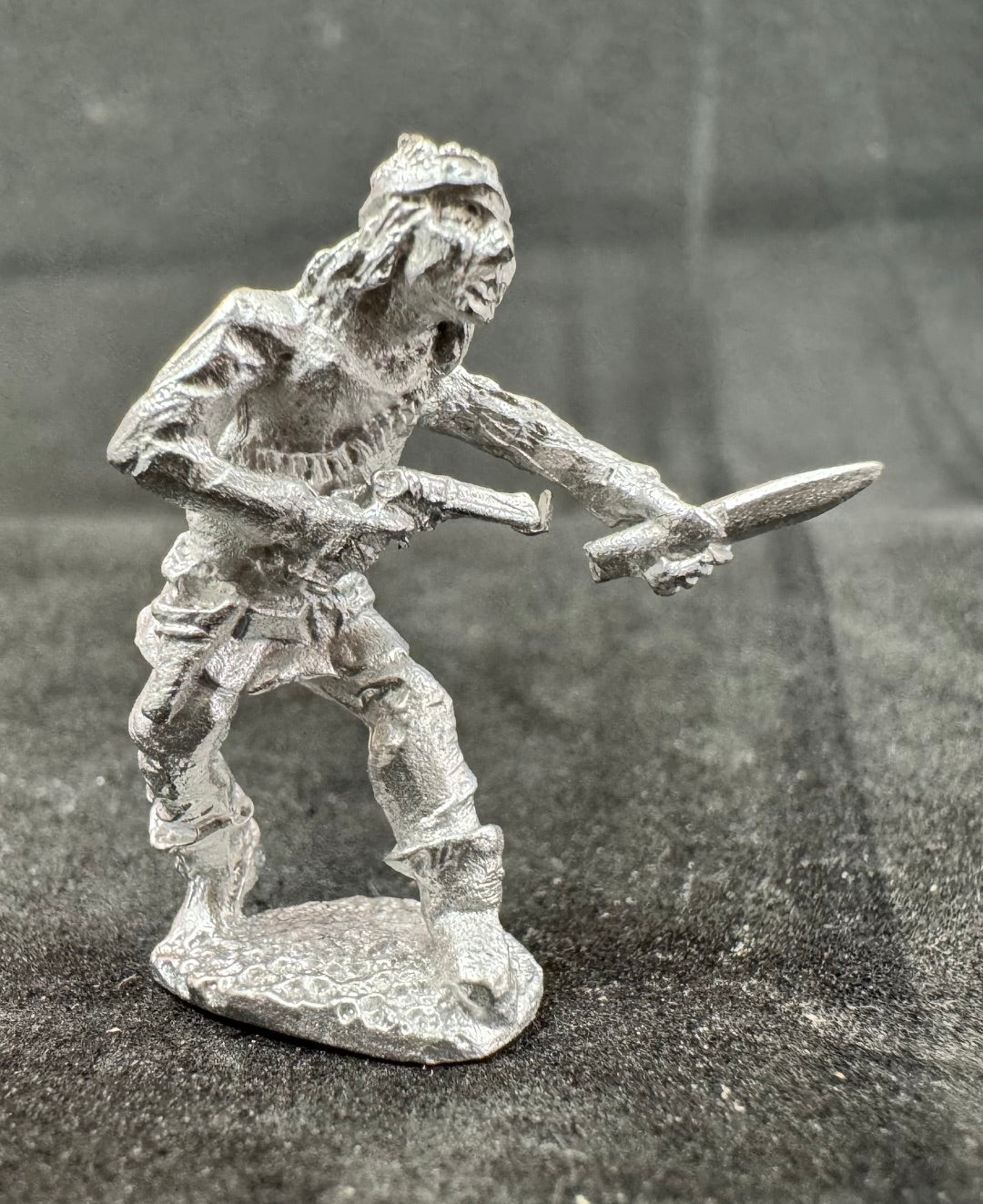 CON-PW025 - Apache with knife