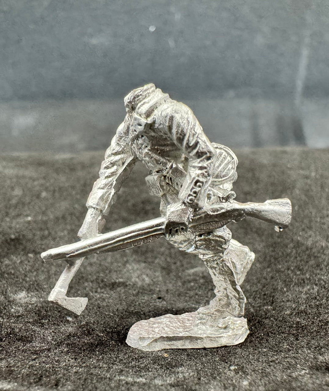 FLM-FIB031 - Ranger advancing holding musket in left hand, hatchet in right hand