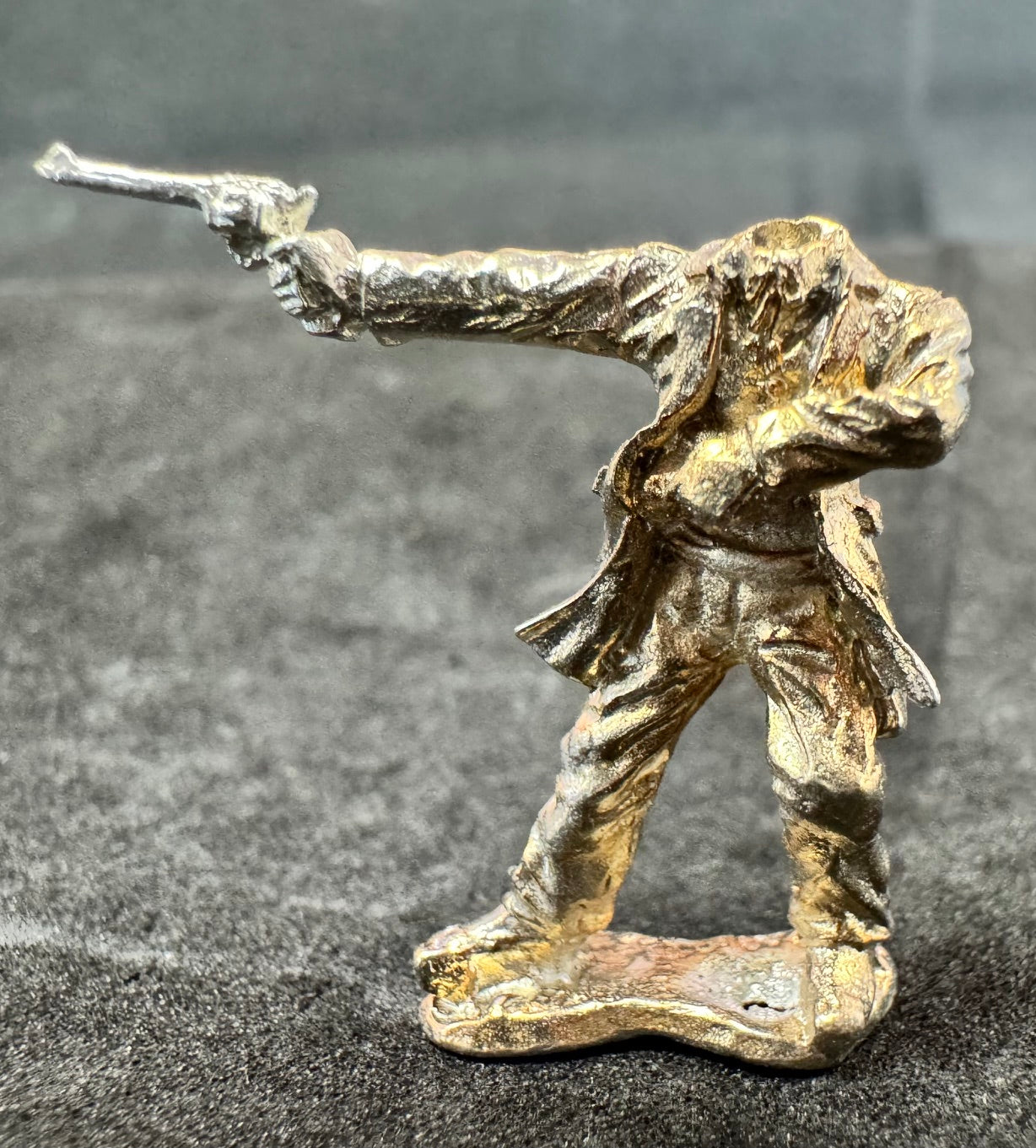 FLM-WG003 - Wearing frockcoat, firing pistol with right hand, drawing pistol with left hand
